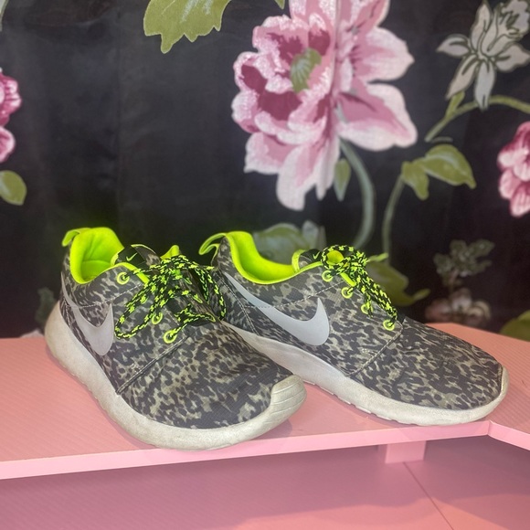 Nike Leopard Print Gym Shoes - Picture 3 of 4